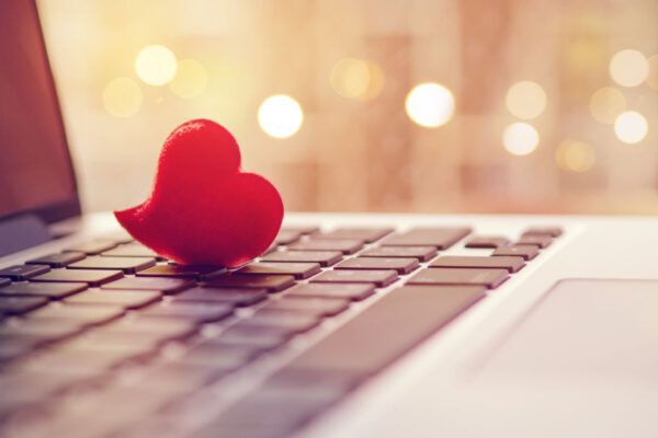 10 Online Dating Red Flags to Watch Out For