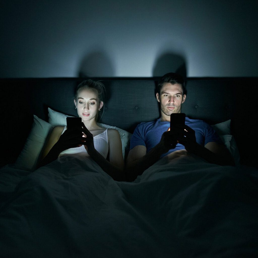 Digitale Eifersucht: So beeinflussen Instagram & Co. Dating und Beziehungen – Laut Studie