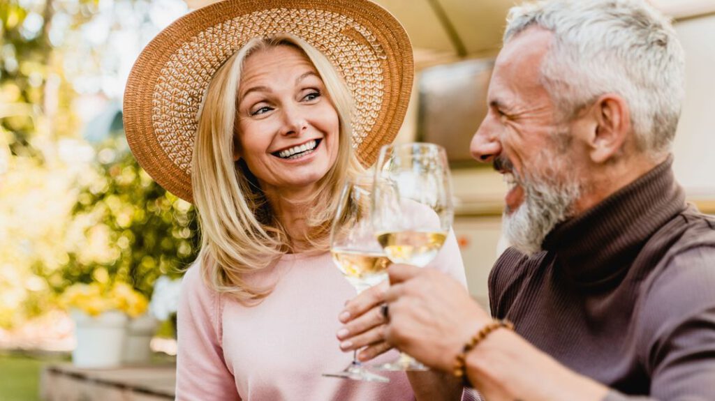 Silver Singles: 5 Tipps, wo du ein Date finden kannst wenn du über 50 bist