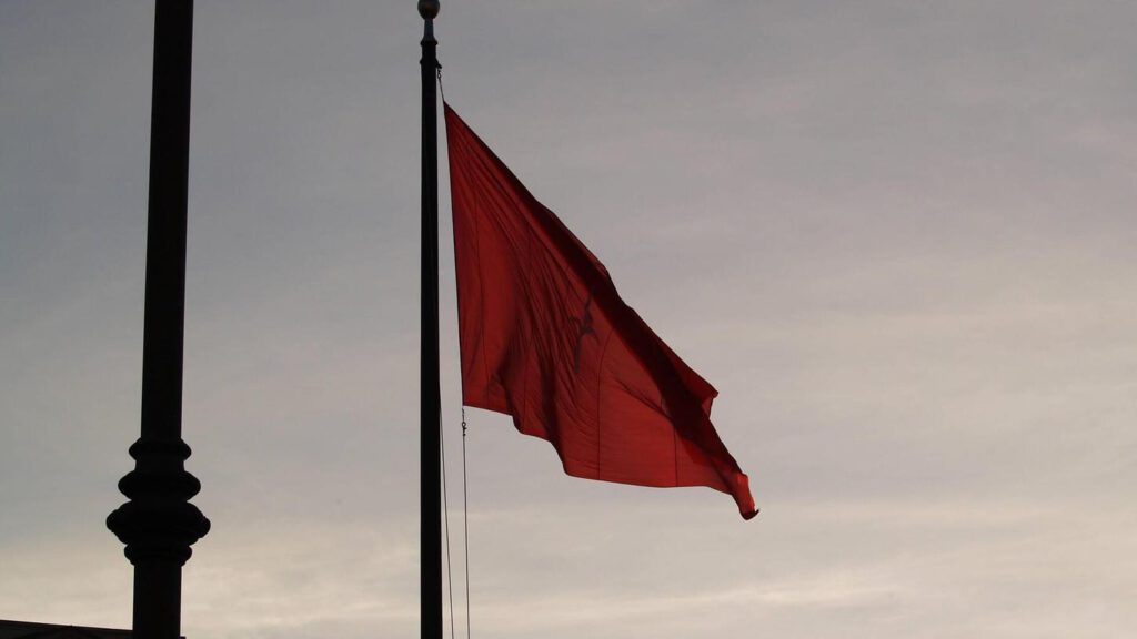 Was bedeutet „Red Flag“? Bedeutung, Herkunft und Beispiele