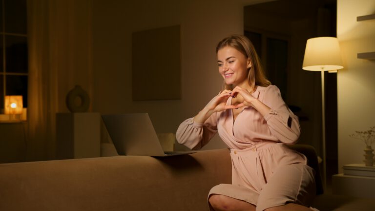 Das überraschende Gesicht der Female Tinder Swindler