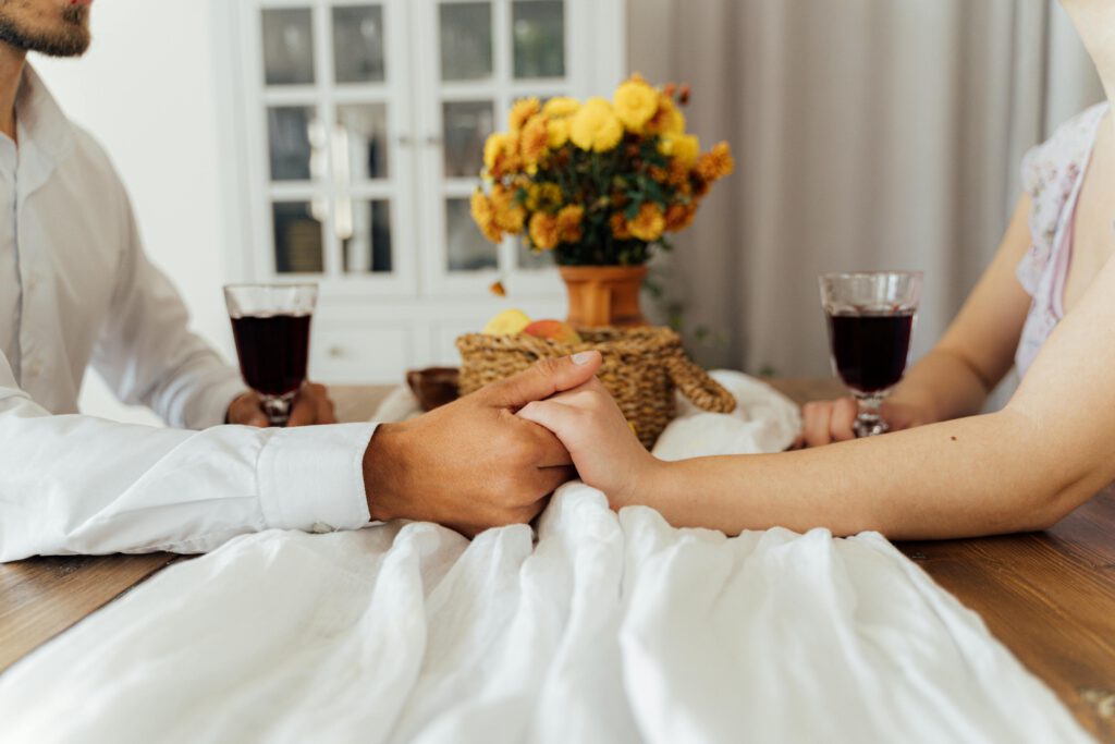 Hesi-Dating: Warum das Zögern jetzt Trend ist
