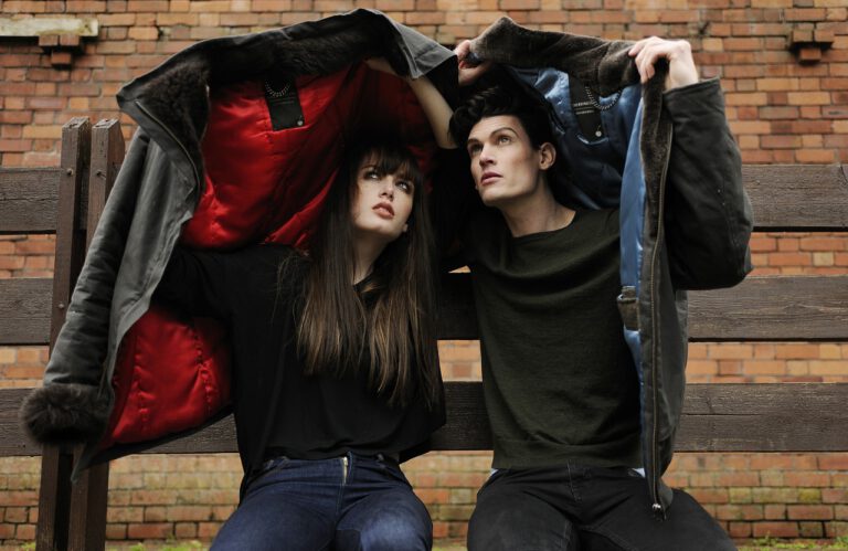 Emily Ratajkowski und Pete Davidson erwischen sich beim Flirten