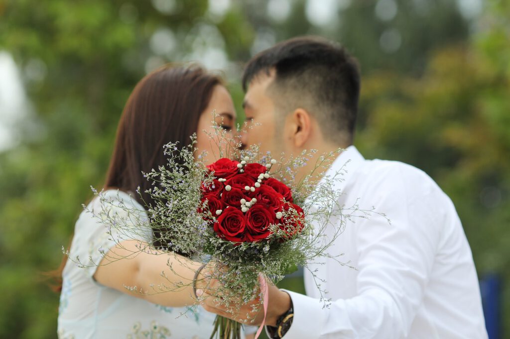 Flirten im Frühling – so wickelst du dein Date um den Finger